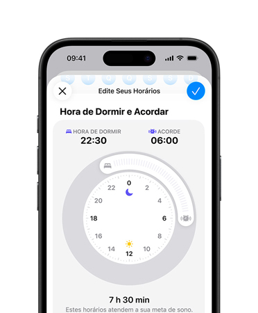 iPhone com o app Saúde aberto, os horários de sono estão na tela, a hora de dormir definida como vinte e duas e trinta, a hora de acordar como seis da manhã, o mostrador de hora redondo está no centro da tela, a meta de sono de 7 horas e 30 minutos foi atingida