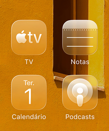 Close dos novos ícones de apps coloridos, mostrando os apps Apple TV, Notas, Calendário e Podcasts.