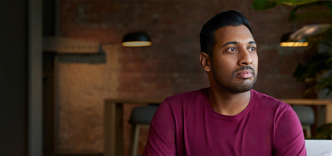 Amar sitter inomhus och tittar åt vänster.