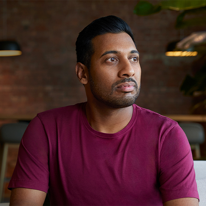 Amar sitter inomhus och tittar åt vänster.