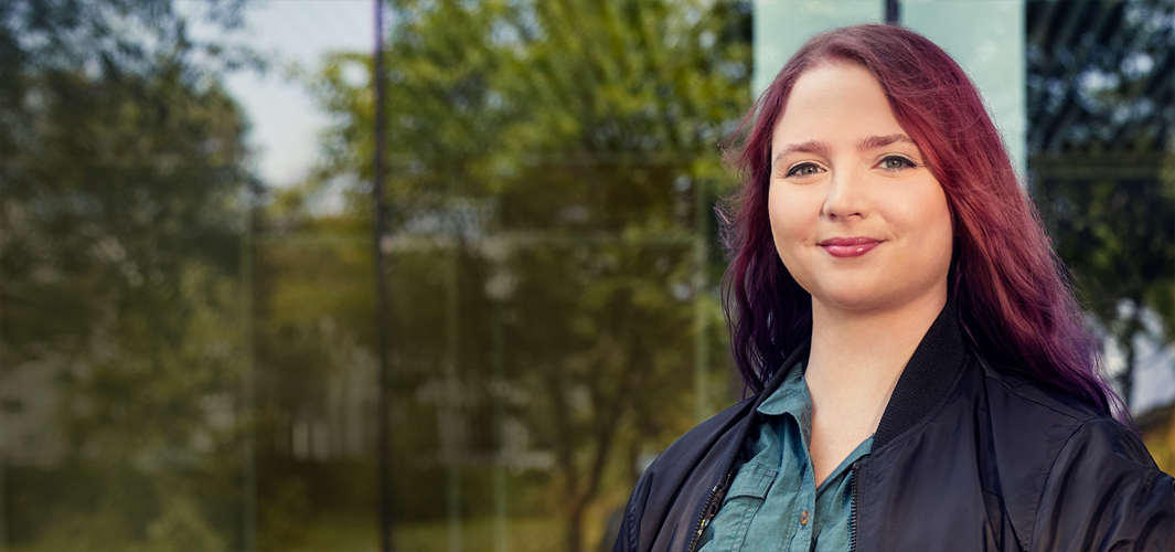 Alexa står utendørs og ser mot kameraet.