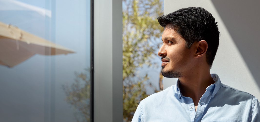 Edgar i profil, som ser ut av et vindu.