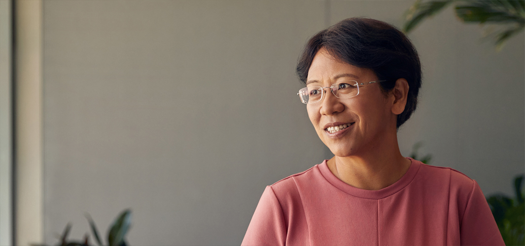 Jean smiler og ser til siden.