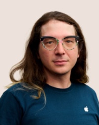 Portrait of an Apple Retail team member wearing glasses.