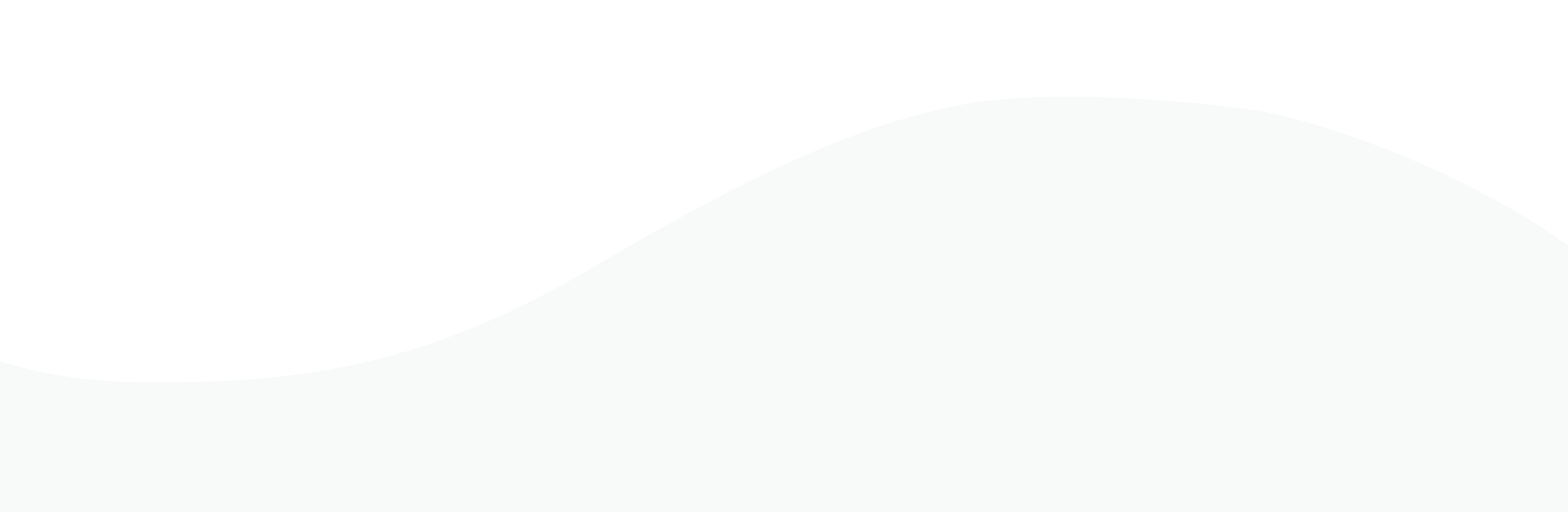 صورة بورتريه توضيحية لجينيفر وهي تبتسم وتنظر إلى القارئ، بينما تدخل أوراق شجر خضراء ضمن الإطار.