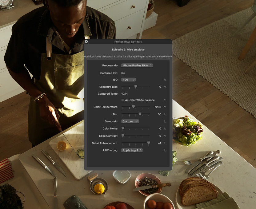 Pantalla de un iPhone 17 Pro que muestra flujos de trabajo profesionales para videos, una persona corta vegetales sobre un mesón de cocina