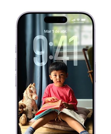 Pantalla bloqueada de un iPhone con la hora adaptada a la foto del fondo