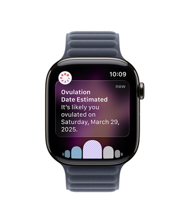 Apple Watch Series 11, přírodní barva, titanové pouzdro, aplikace Zdraví s oznámením ze Sledování cyklu o datu ovulace, korunka Digital Crown, řemínek, magnetický tah, námořnicky modrá barva