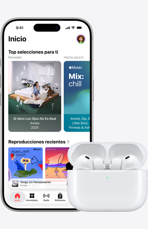 iPhone 17 Pro, parte delantera exterior, app Apple Music con la pantalla de inicio abierta, al lado de unos AirPods Pro 3 en un estuche de carga MagSafe abierto