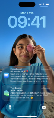 iPhone, cinq modèles, chaque modèle chevauche légèrement celui d’à côté, l’écran tout à gauche montre une conversation avec un arrière-plan dans Messages, le deuxième écran sur la gauche montre l’écran d’accueil avec des icônes d’app colorées, le modèle central montre l’écran verrouillé avec une photo, des chiffres indiquant l’heure en Liquid Glass, deux notifications apparaissent en bas de l’écran, le deuxième modèle à droite montre des icônes nettes de l’app en Liquid Glass, le modèle tout à droite montre le lecteur de musique en Liquid Glass