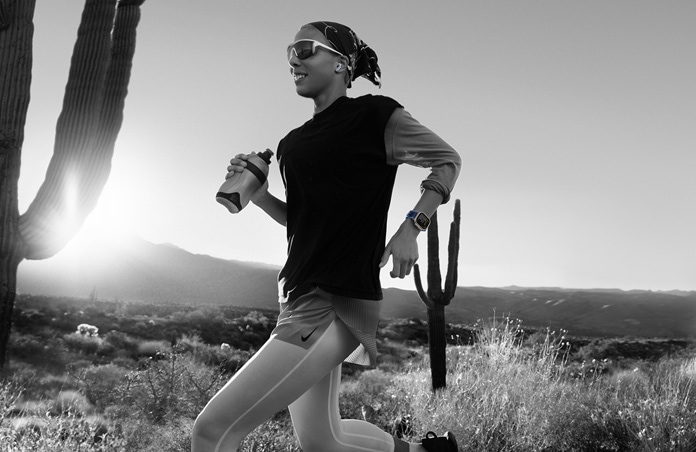 Workout Buddy dijeli poruku s trkačem na pustinjskoj stazi