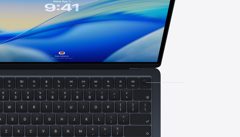 Felnyitott MacBook Air, amelyen be van jelölve a Touch ID gomb helye