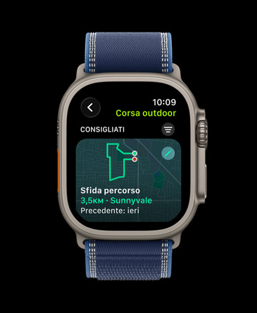 Apple Watch Ultra 3, cassa in titanio naturale, Sfida percorso, allenamento Corsa outdoor, cinturino Trail Loop blu e blu acceso