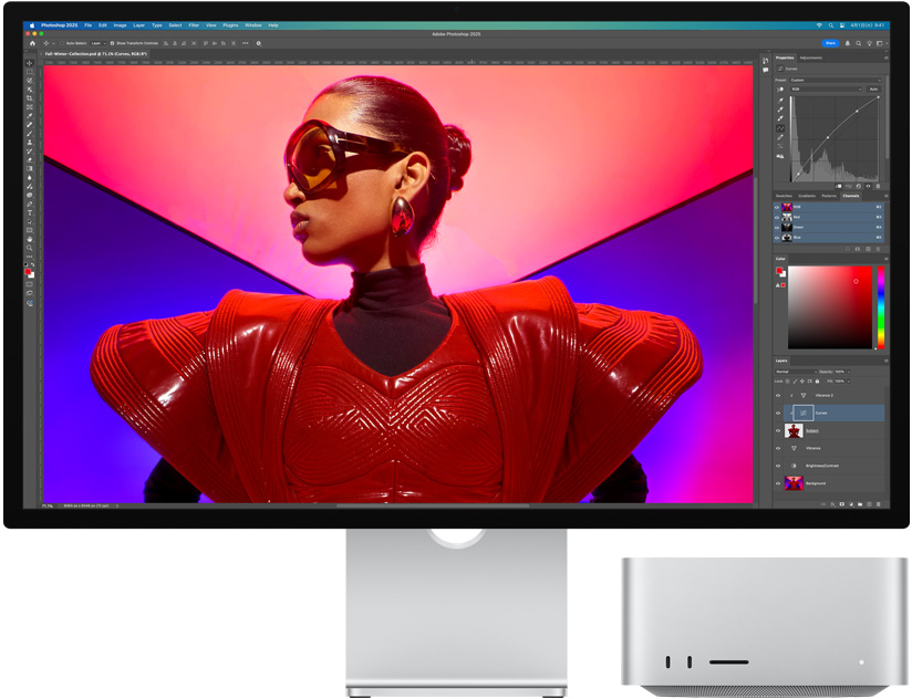 Studio DisplayとMac Studioが並んでいる。Adobe Photoshopが使用されている