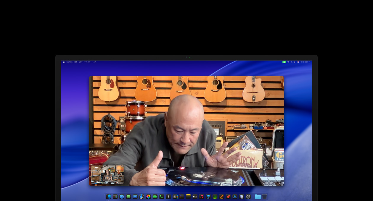 ビデオ通話中に、レコード店にいる人物がターンテーブルをじっくりと見ている。センターフレームカメラのおかげで、彼はフレームの中心から外れないように映し出されている