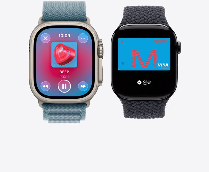 Apple Music 앱에서 현재 재생 중인 화면을 보여주는 내추럴 색상 티타늄 케이스의 Apple Watch Ultra 3와 신용카드가 있는 Apple Pay 화면을 보여주는 광택 처리한 제트 블랙 색상 알루미늄 케이스의 Apple Watch Series 11