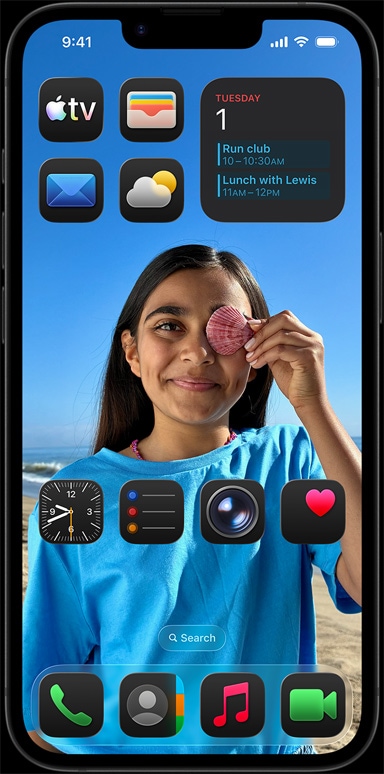 „iPhone 16e“ su aplink išdėstytomis programomis, pvz., „Apple Mail“, „WhatsApp“, „Safari“, „Apple Maps“, „Apple Music“, „Nuotraukos“, „Pastabos“ ir „Namai“