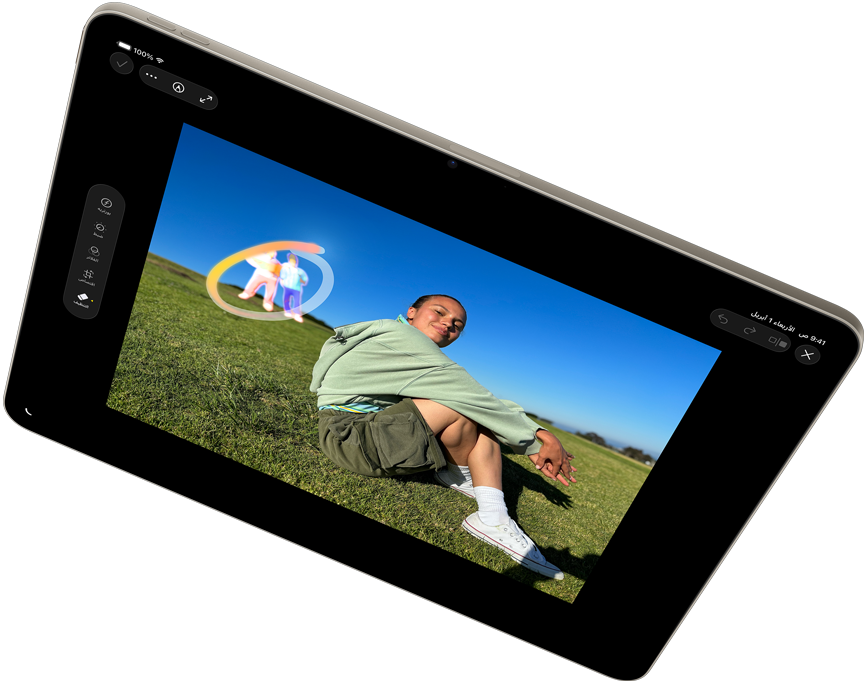 عرض أفقي لجهاز iPad Air يُبرز Apple Intelligence مع أداة التنظيف في تطبيق الصور