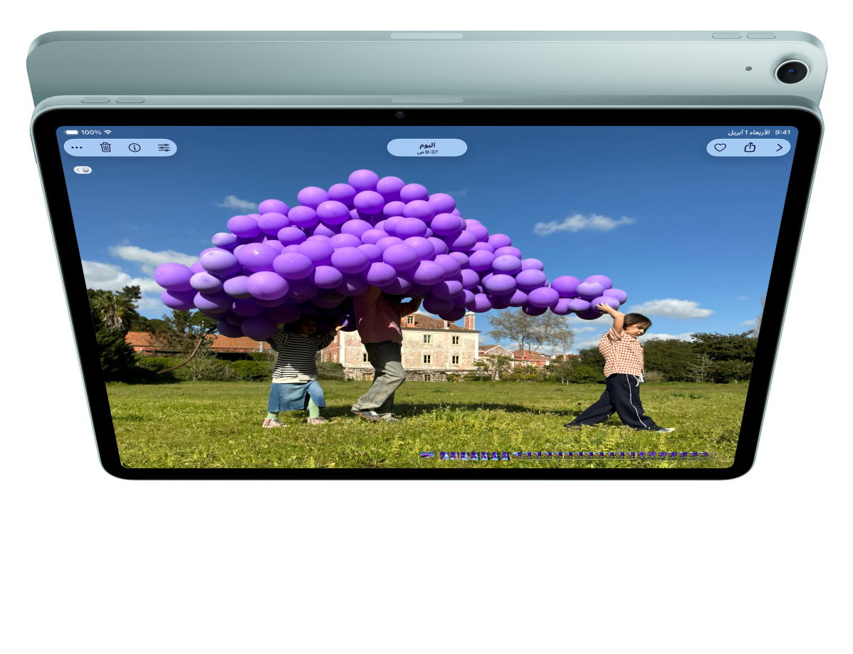 جهاز iPad Air، الجانب الأمامي الخارجي، مستخدِم يُجري مكالمة فيس تايم وينظر إلى Keynote أمام جهاز iPad Air آخر، الجانب الخلفي الخارجي