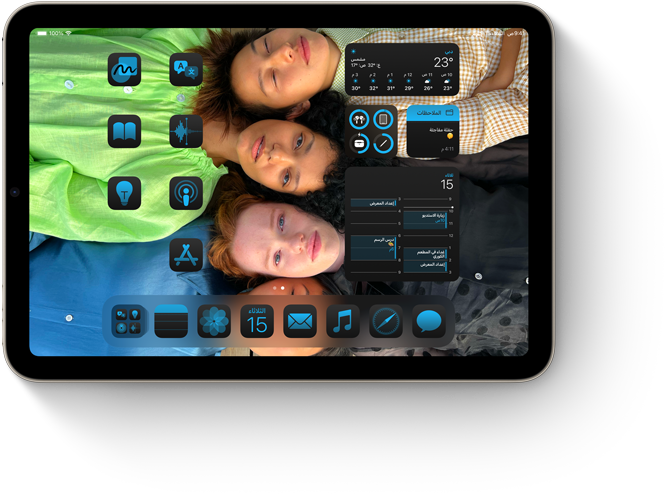 iPad mini يعرض تطبيقات وأدوات منسقة مع خلفية مخصصة على الشاشة الرئيسية.