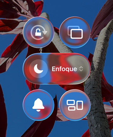 Pantalla de inicio colorida de un iPhone con widgets y apps transparentes en Liquid Glass