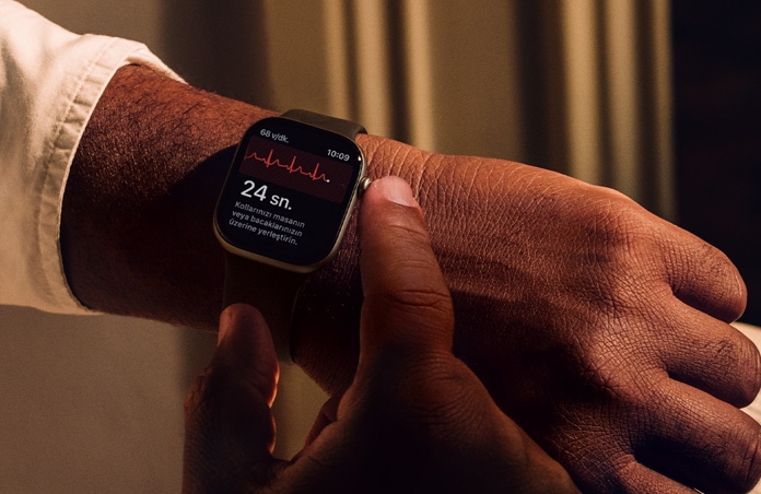 Apple Watch Series 11’deki Digital Crown’u basılı tutarak EKG uygulamasında kalp sağlığını ölçen bir kişi