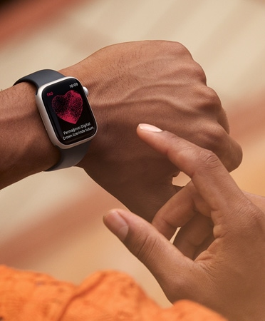 45 mm Apple Watch Series 9’un yandan görünümünde ekranındaki EKG uygulamasında Başla yazıyor