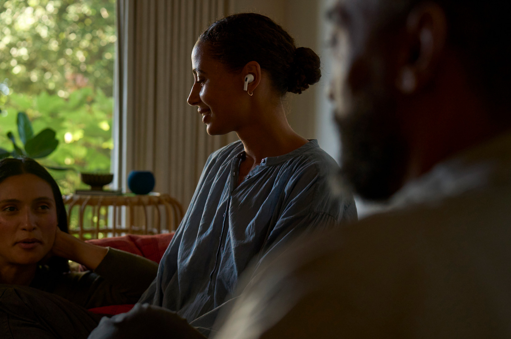 Photo de profil d’une femme vue de profil qui porte l’un des AirPods Pro 2 dans son oreille gauche et utilise la fonctionnalité Santé auditive