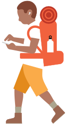 Iemand met een wandelrugzak en een gehoorapparaat houdt een iPhone vast en kijkt naar het scherm