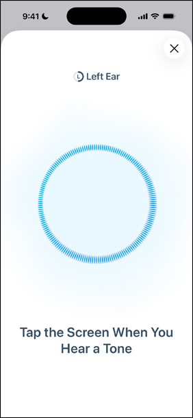 AirPods Pro 3 bredvid en iPhone som visar ett pågående hörseltest