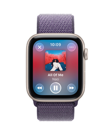 „Apple Watch SE 3“, aliuminio korpusas, žvaigždžių šviesos spalva, „Apple Music“, medijos atkūrimas, dešinės pusės išorinė dalis, „Digital Crown“, dirželis, sportinė apyrankė, violetinės miglos spalva