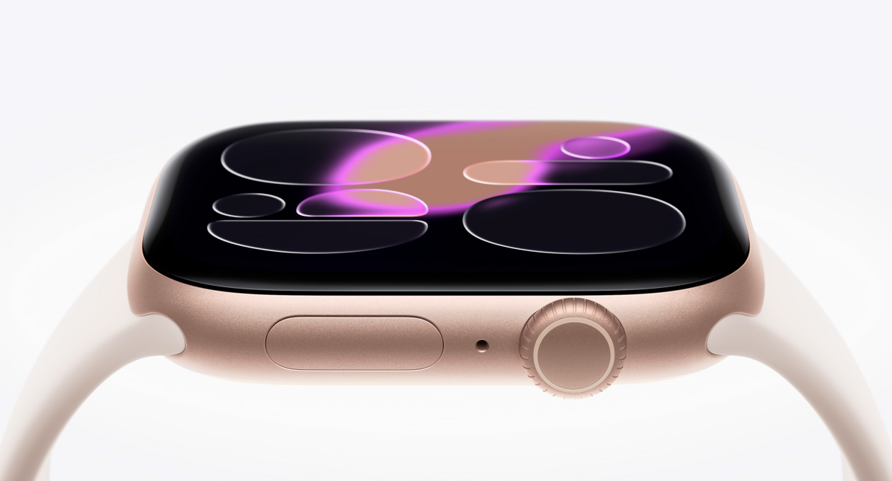 Apple Watch Series 11, hliníkový kryt vo farbe ružové zlato, ciferník Responsive Art, pohľad zvonku na pravú stranu, korunka Digital Crown, mikrofón, bočné tlačidlo, ružovkastý športový remienok