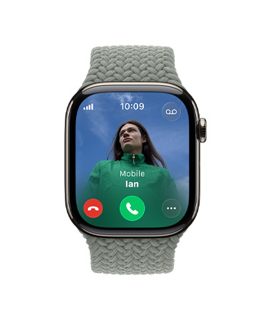 Apple Watch Series 11, titánový kryt v prírodnej farbe, prichádzajúci hovor, fotka kontaktu, tlačidlá na prijatie a odmietnutie hovoru, pohľad zvonku na pravú stranu, korunka Digital Crown, zelenkavá šedá zapletaná slučka Solo