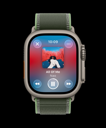 Apple Watch Ultra 3, cassa in titanio naturale, Apple Music, playlist per allenamento, controlli, brano precedente, brano successivo, pausa, cinturino Trail Loop verde e neon