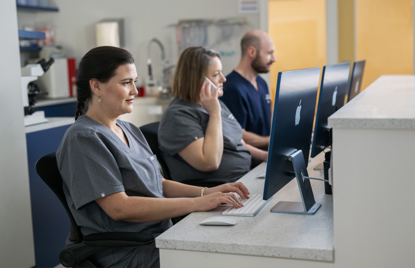 iMac consente alle équipe di accedere facilmente alle informazioni di ogni paziente.