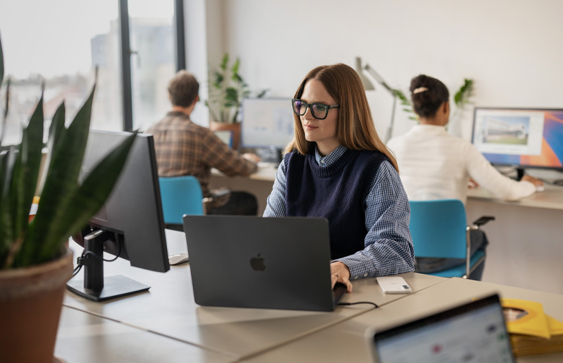 Il team di marketing di Hello Vet usa MacBook Pro per creare e collaborare.