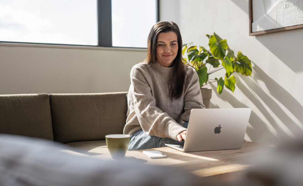 Il personale infermieristico può offrire consigli e rassicurazioni da casa sul proprio MacBook Air.