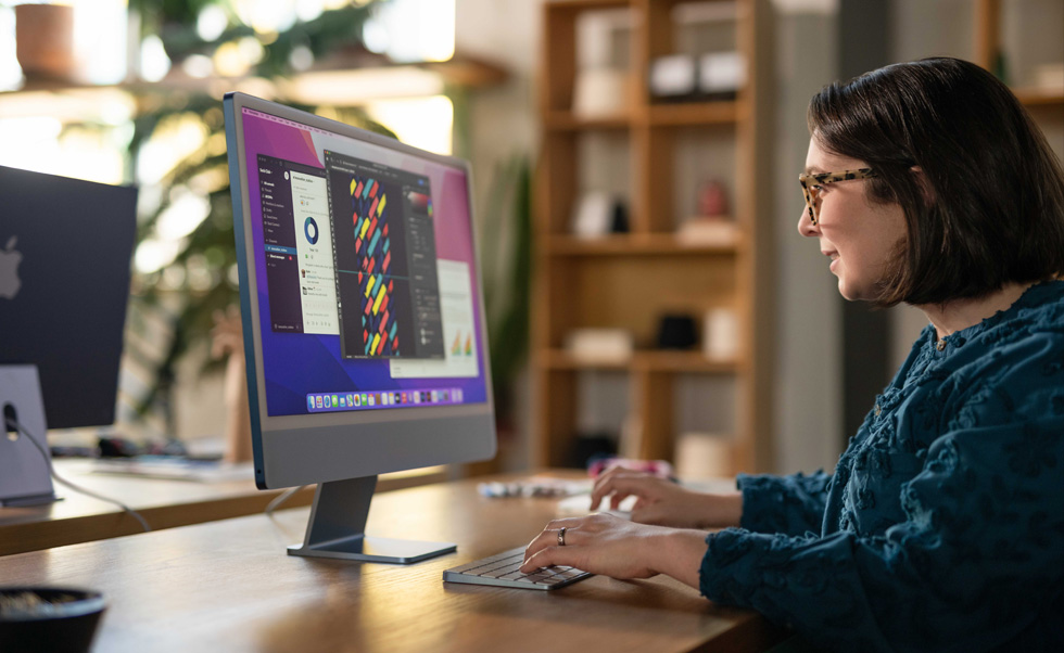 Una designer crea fantasie personalizzate usando un Mac.