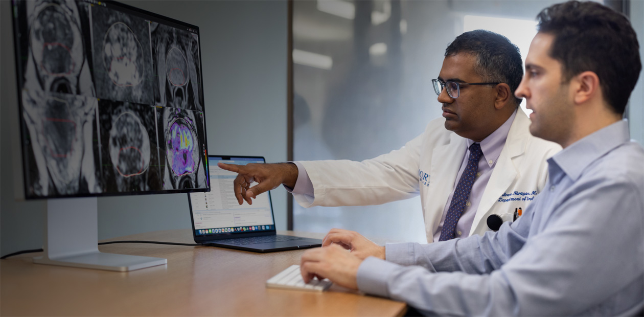 Deux médecins regardent des images médicales sur un iMac.