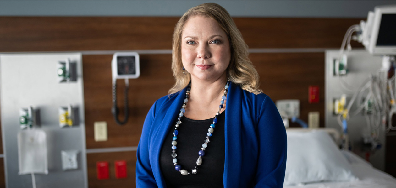 Một nhân viên trong phòng bệnh.