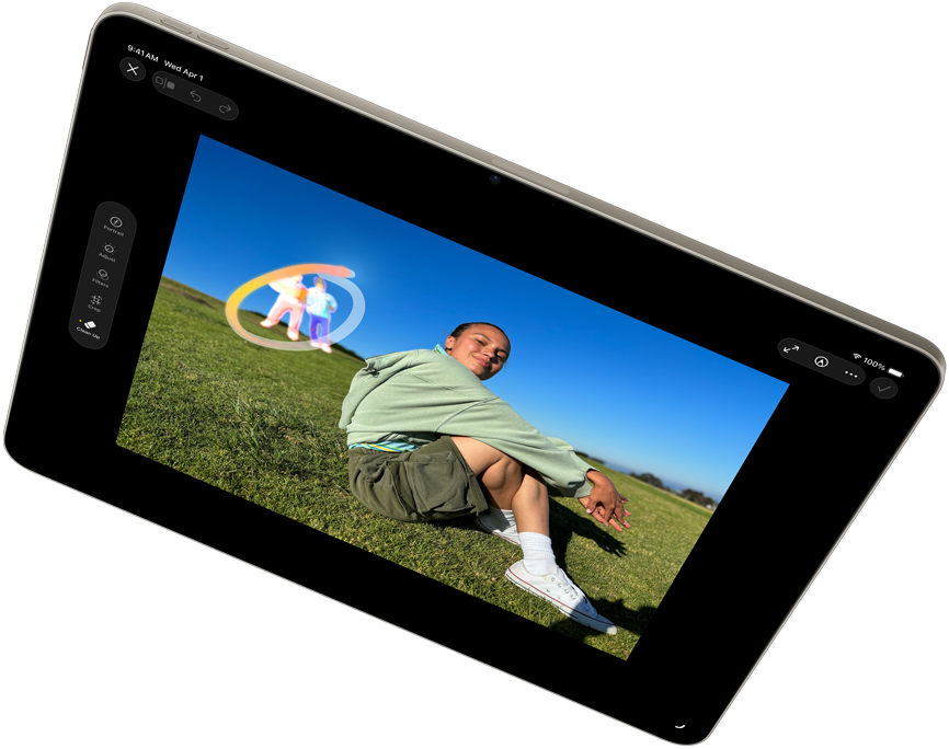 iPad Air w orientacji poziomej, widać system Apple Intelligence z narzędziem Oczyść w aplikacji Zdjęcia