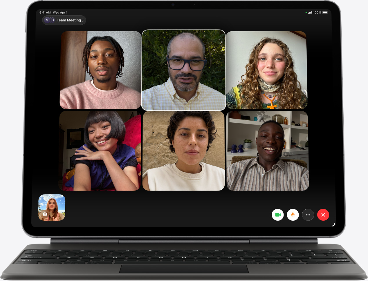 Widoczny od przodu iPad Air z klawiaturą Magic Keyboard w kolorze czarnym, na ekranie rozmowa FaceTime z wieloma uczestnikami