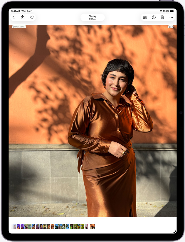 Przód iPada Air 13 cali z wyświetloną aplikacją Zdjęcia, prezentujący wyświetlacz Liquid Retina