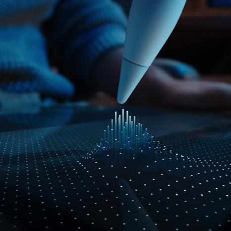 قلم Apple&nbsp;Pro، لون أبيض، رأس القلم يحوم فوق شاشة iPad تعرض شبكة من النقاط يرتفع بعضها على شكل أعمدة نحو رأس قلم Apple&nbsp;Pro‏