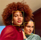 نمط 'في الوسط' للصور قيد الاستخدام ويُبرز وجوه ثلاثة أشخاص