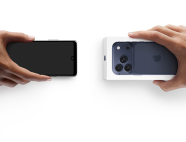 Hände tauschen Smartphones, links ist ein Android ohne Verpackung, rechts ein neues iPhone 17 Pro im Karton