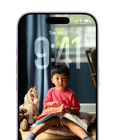 Écran verrouillé d’un iPhone affichant l’heure ajustée par rapport à la photo de l’écran verrouillé