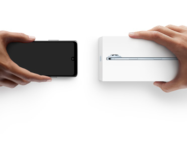 Hände tauschen Smartphones, links ist ein Android ohne Verpackung, rechts ein neues iPhone 17 Pro im Karton