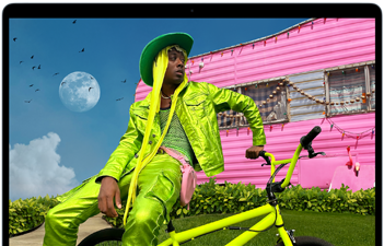 „MacBook Air“ ekranas, kuriame rodoma spalvingai apsirengusio asmens nuotrauka, demonstruojanti „Liquid Retina“ ekrano spalvų diapazoną ir raišką