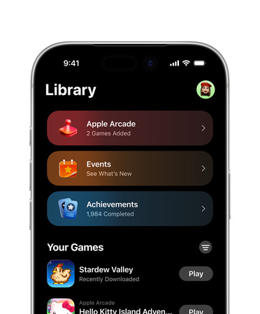 På den övre halvan av en iPhone-skärm visas layouten i appen Spel med biblioteksfliken, Apple Arcade, event, utmärkelser och avsnittet med alla spel